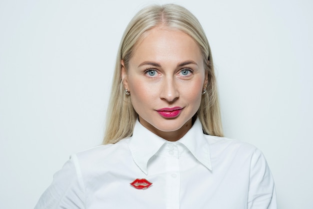 Portrait en gros plan d'une belle femme blonde aux longs cheveux lisses et aux yeux bleus. Vêtements décontractés