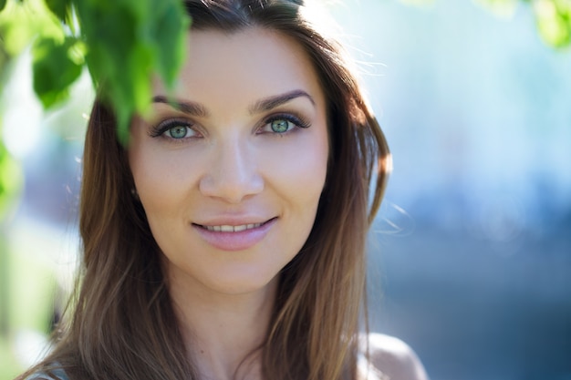 Portrait de gros plan d'une belle femme, brune.