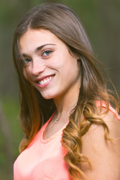 Portrait en gros plan d'une belle femme souriante