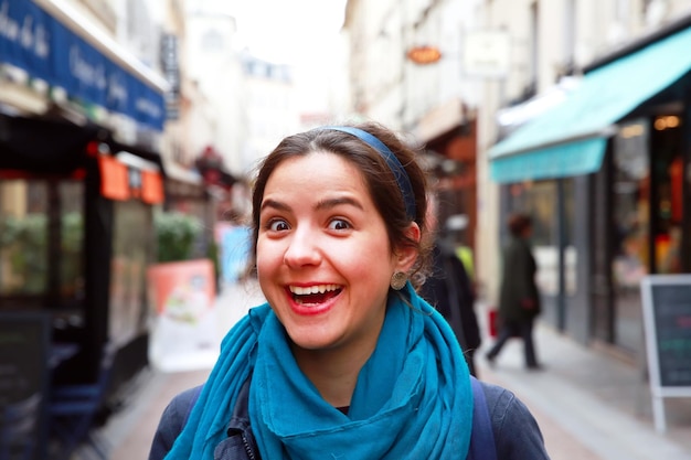 Portrait en gros plan d'une belle fille dans la ville