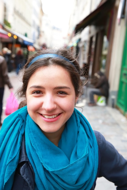 Portrait en gros plan d'une belle fille dans la ville