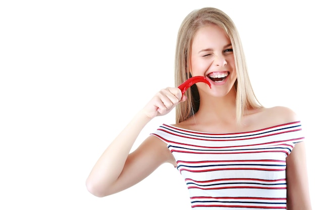 Portrait en gros plan d'une belle jeune femme au poivre