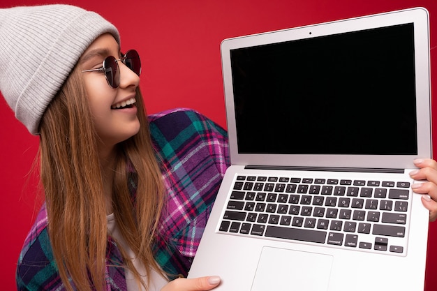 Photo portrait en gros plan de la belle jeune femme blonde souriante drôle riant tenant un ordinateur portable avec
