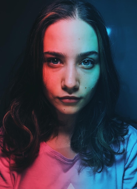 Portrait en gros plan d'une belle jeune femme contre le mur