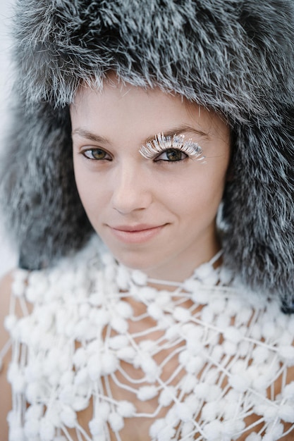 Photo portrait en gros plan d'une belle jeune femme dans un chapeau de fourrure