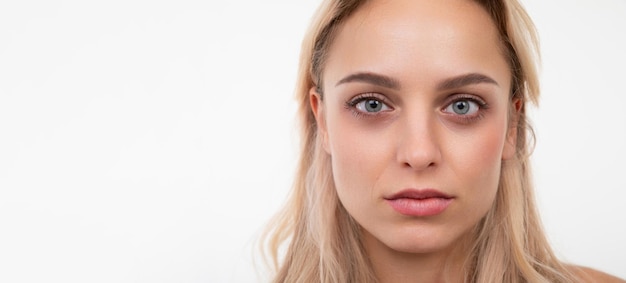 Portrait en gros plan d'une belle jeune femme avec une peau du visage soignée