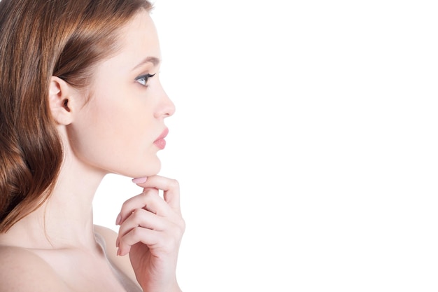 Portrait en gros plan d'une belle jeune femme avec une peau parfaite sur fond blanc