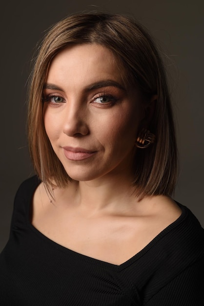 Portrait en gros plan d'une belle jeune femme avec une peau propre et saine sur un visage