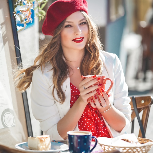 Portrait De Gros Plan De La Belle Jeune Femme Portant Un Béret Rouge.