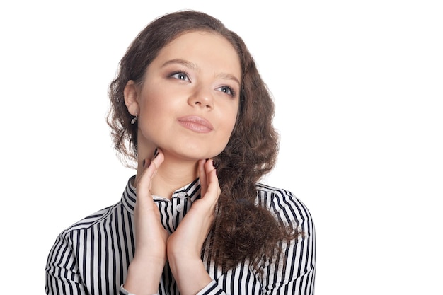 Portrait en gros plan d'une belle jeune femme posant sur fond blanc