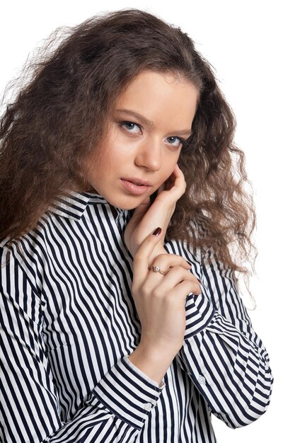 Portrait en gros plan d'une belle jeune femme posant