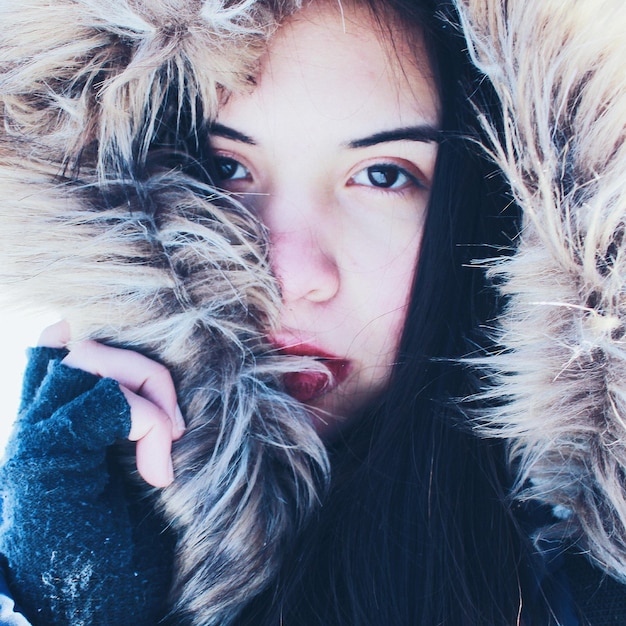 Photo portrait en gros plan d'une belle jeune femme en vêtements chauds