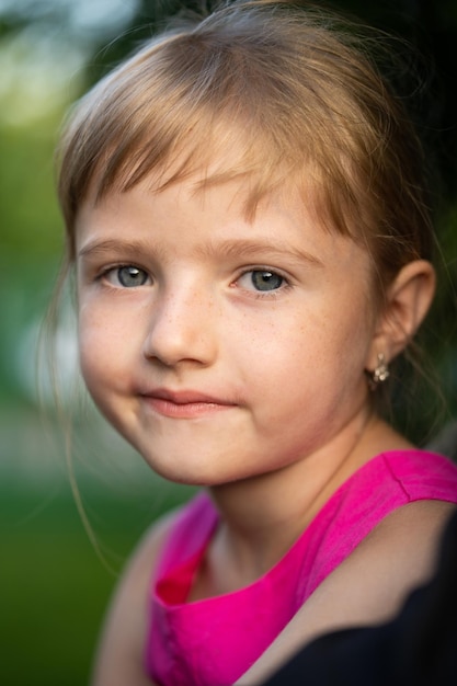 portrait en gros plan d'une belle petite fille