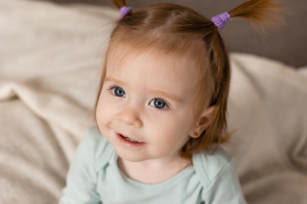 portrait en gros plan d'une charmante petite fille avec une coiffure amusante Photo de haute qualité