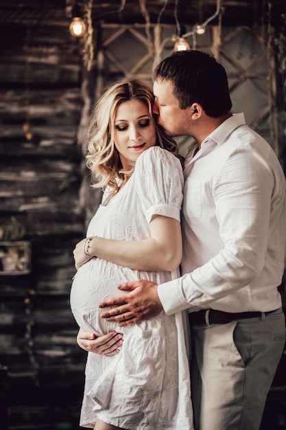 Portrait en gros plan d'un couple heureux qui attend un enfant