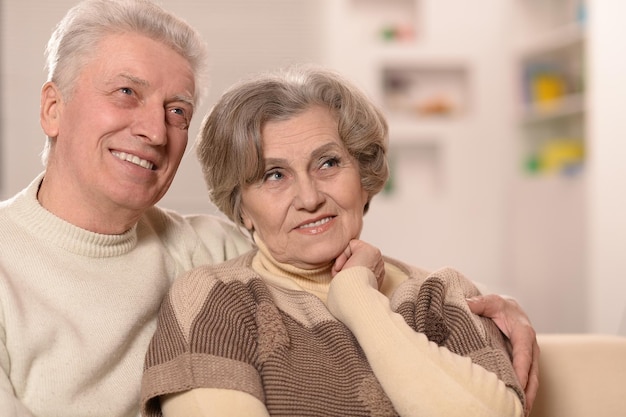 Portrait en gros plan d'un couple de personnes âgées heureux à la maison