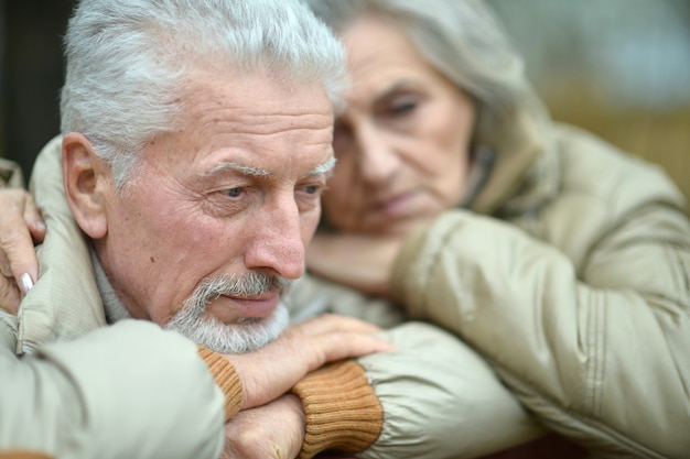 Portrait en gros plan d'un couple de personnes âgées réfléchi à l'extérieur