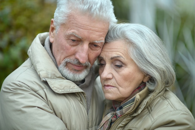 Portrait en gros plan d'un couple de personnes âgées réfléchi à l'extérieur