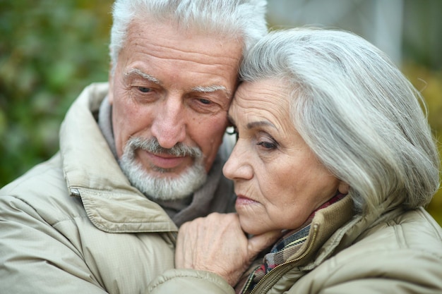 Portrait en gros plan d'un couple de personnes âgées réfléchi à l'extérieur