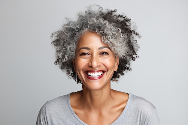 Portrait en gros plan d'une élégante et belle femme afro-américaine d'une cinquantaine d'années. Concept de soins de la peau. Femme d'âge moyen luxueuse avec une courte coiffure grise regardant la caméra.