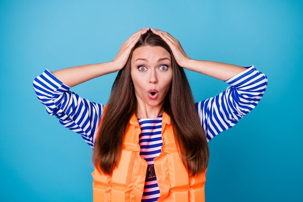 Portrait en gros plan d'elle elle belle jolie jolie fille géniale étonnée joyeuse gaie portant un gilet de sécurité flotteur inattendu vente de nouvelles lèvres moue isolées brillantes éclatantes fond de couleur bleu vif