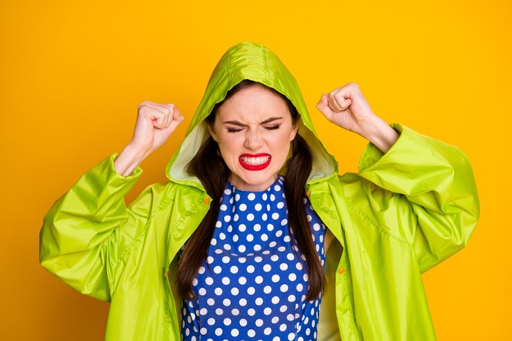 Photo portrait en gros plan d'elle elle belle jolie jolie furie glamour furieuse fille déçue vêtue d'une cape de capuche grimaçant de mauvaises nouvelles cyclone isolé brillant vif éclat vibrant fond de couleur jaune