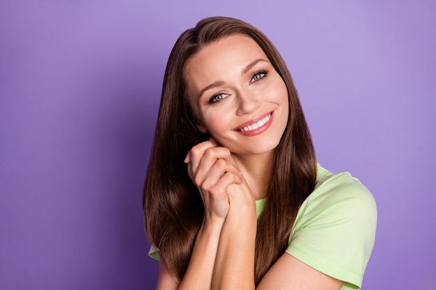 Portrait en gros plan d'elle elle jolie jolie jolie jolie jolie fille douce gaie gaie appréciant la paix de la bonne nouvelle isolée sur fond de couleur violet lilas vibrant éclat vif