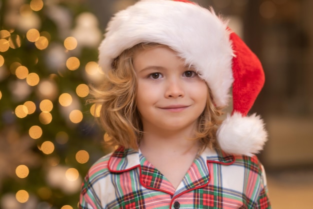 Portrait en gros plan d'enfants drôles face à un enfant se préparant pour les vacances de noël et du nouvel an