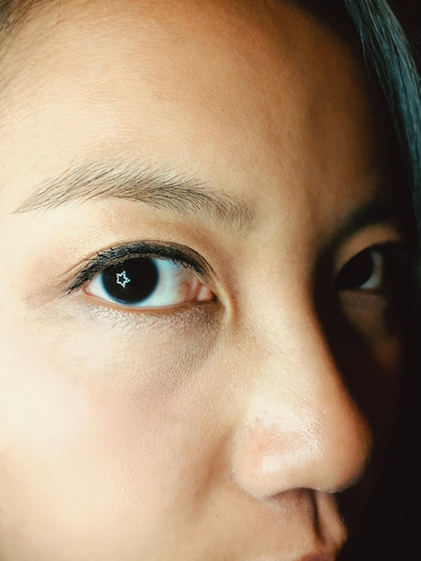 Portrait en gros plan d'une femme adulte à mi-âge