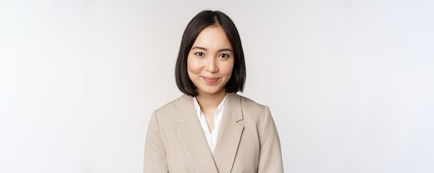 Portrait en gros plan d'une femme d'affaires asiatique en costume souriant et à la professiona