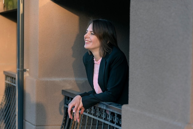 Portrait en gros plan d'une femme d'affaires souriante à l'extérieur