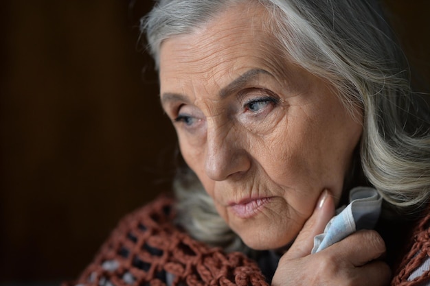 Portrait en gros plan d'une femme âgée fatiguée posant