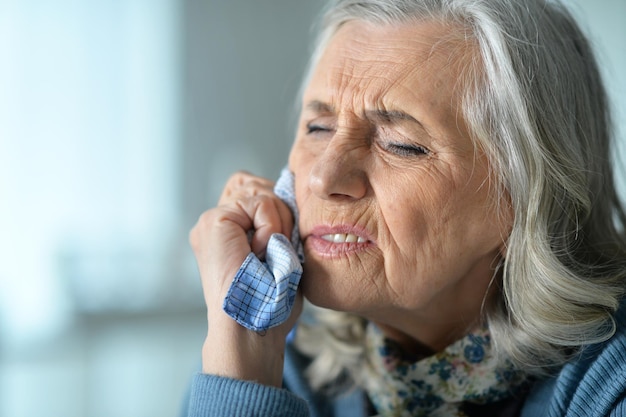 Portrait en gros plan d'une femme âgée malade