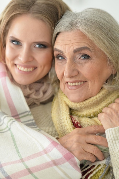 Portrait en gros plan d'une femme âgée avec sa fille