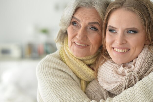 Portrait en gros plan d'une femme âgée avec sa fille