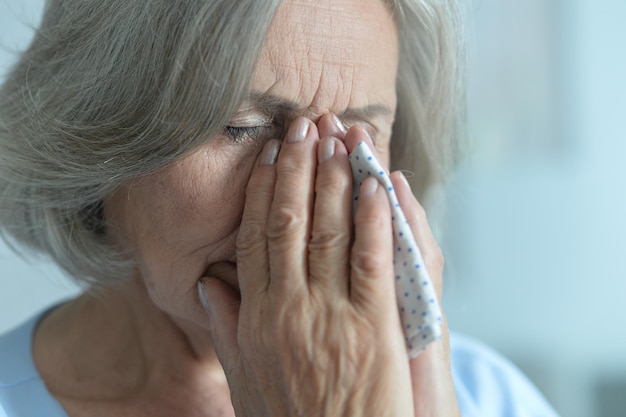 Portrait en gros plan d'une femme âgée triste à la maison