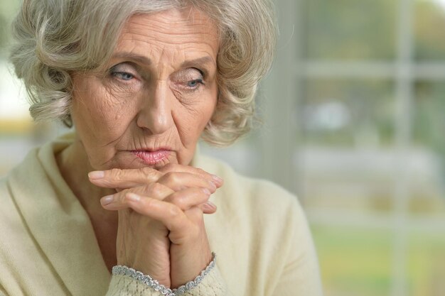 Portrait en gros plan d'une femme âgée triste