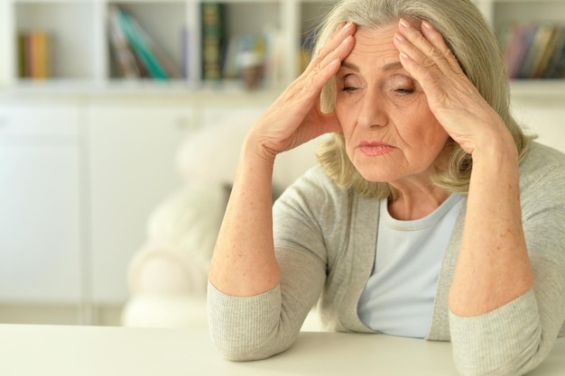 Portrait en gros plan d'une femme âgée triste