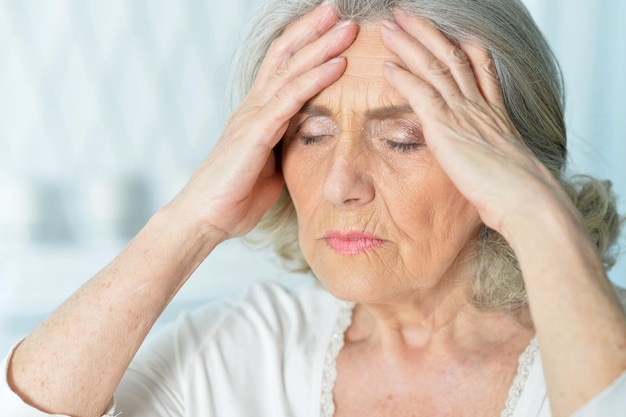 Portrait en gros plan d'une femme âgée triste