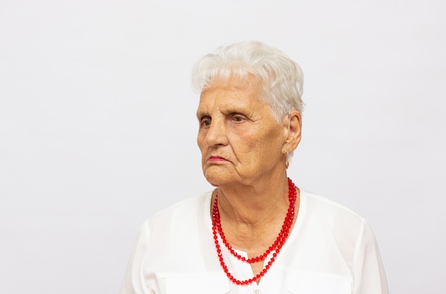 Portrait en gros plan d'une femme aînée isolée en studio