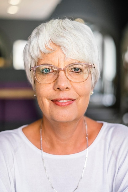 Portrait en gros plan d'une femme assise dans un café