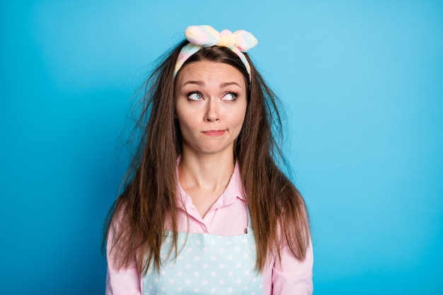 portrait en gros plan d'une femme de chambre créative à l'esprit gentil pensant regarder un espace vide