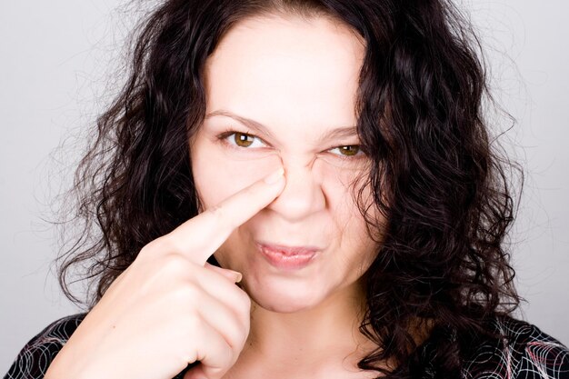 Photo portrait en gros plan d'une femme drôle qui fait une grimace