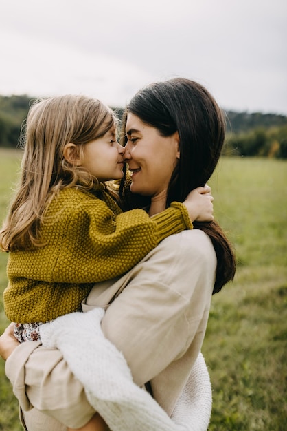 Portrait en gros plan d'une femme enceinte et de sa petite fille