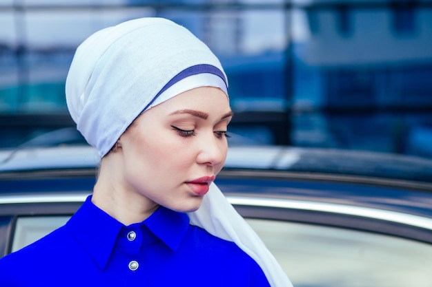 Portrait en gros plan femme européenne musulmane séduisante et mystérieuse peau parfaite et maquillage des yeux charmant la tête est recouverte d'un mouchoir portant le hijab