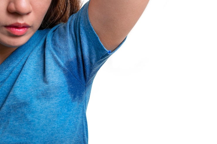 Photo portrait en gros plan d'une femme sur un fond blanc