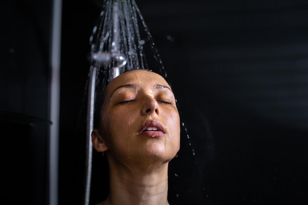 Photo portrait en gros plan d'une femme sur un fond noir