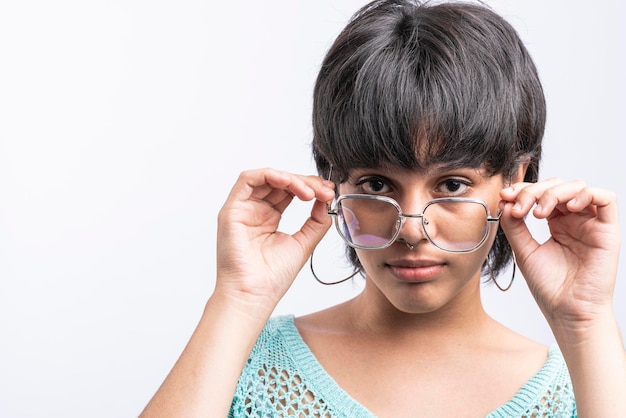 Portrait en gros plan d'une femme latina souriante avec des lunettes sur fond blanc