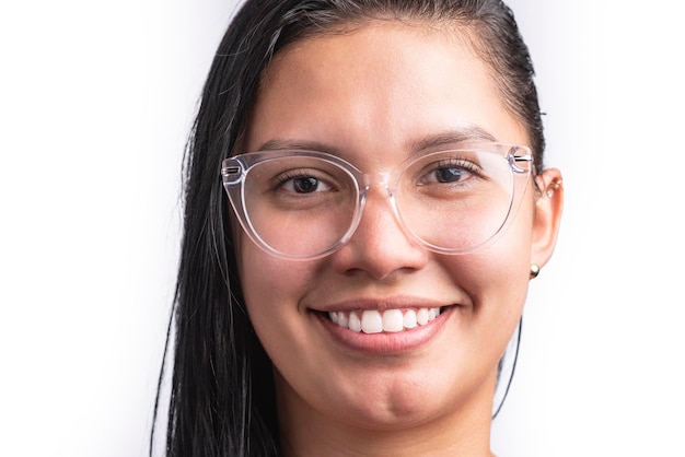 Portrait en gros plan d'une femme latina souriante avec des lunettes sur fond blanc