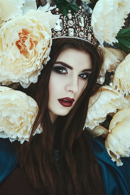 Portrait de gros plan de femme avec maquillage créatif et fleurs